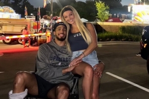 开云体育下载-还穿着厚重的保护靴！哈利与女友观看烟花秀 庆祝独立日