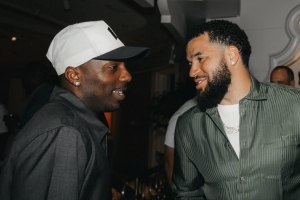 开云体育下载网址-新任球员工会主席就是有范!范乔丹晒照:Klutch Sports赌城派对