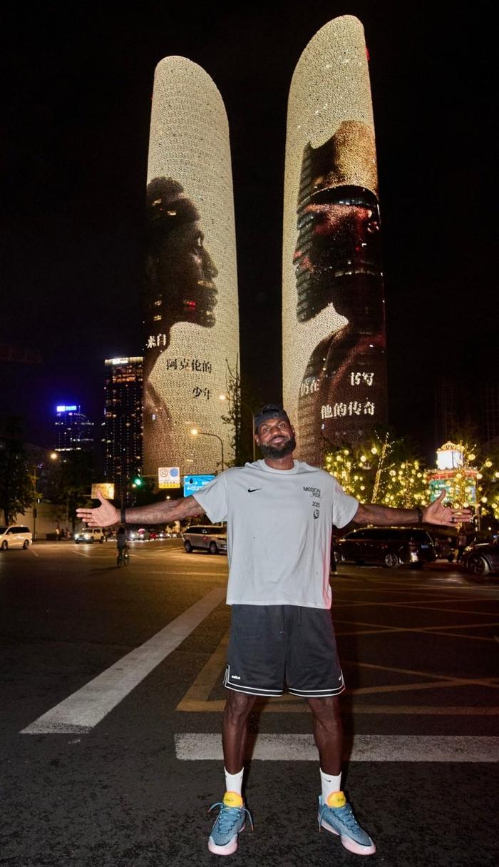 开云体育下载官网-亲自打卡留念!耐克官方晒詹姆斯昨晚在成都双子塔灯光秀前合影