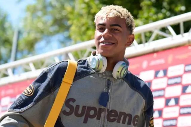 开云体育下载-巴萨主帅弗里克批评球队个人主义!亚马尔正面回应:问题不在于此