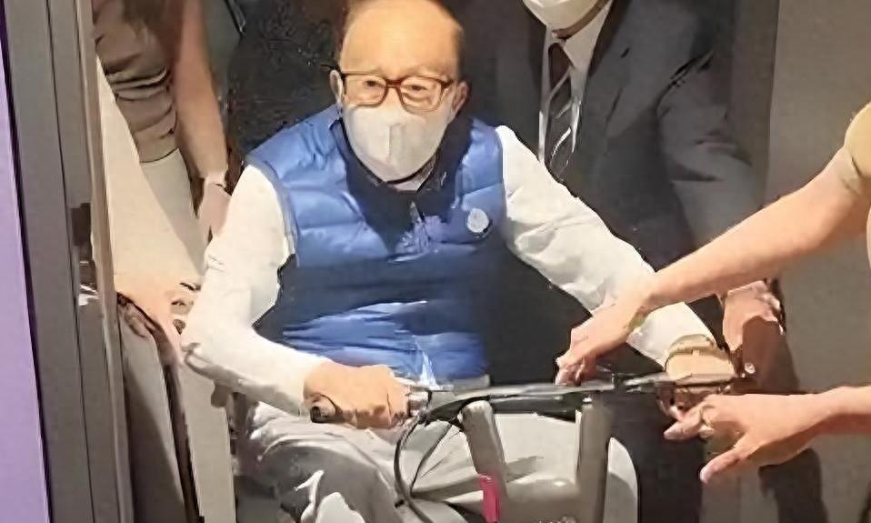 开云体育下载网址-2909亿身价有何用？97岁的李嘉诚无力回天，两个60岁儿子已成心病