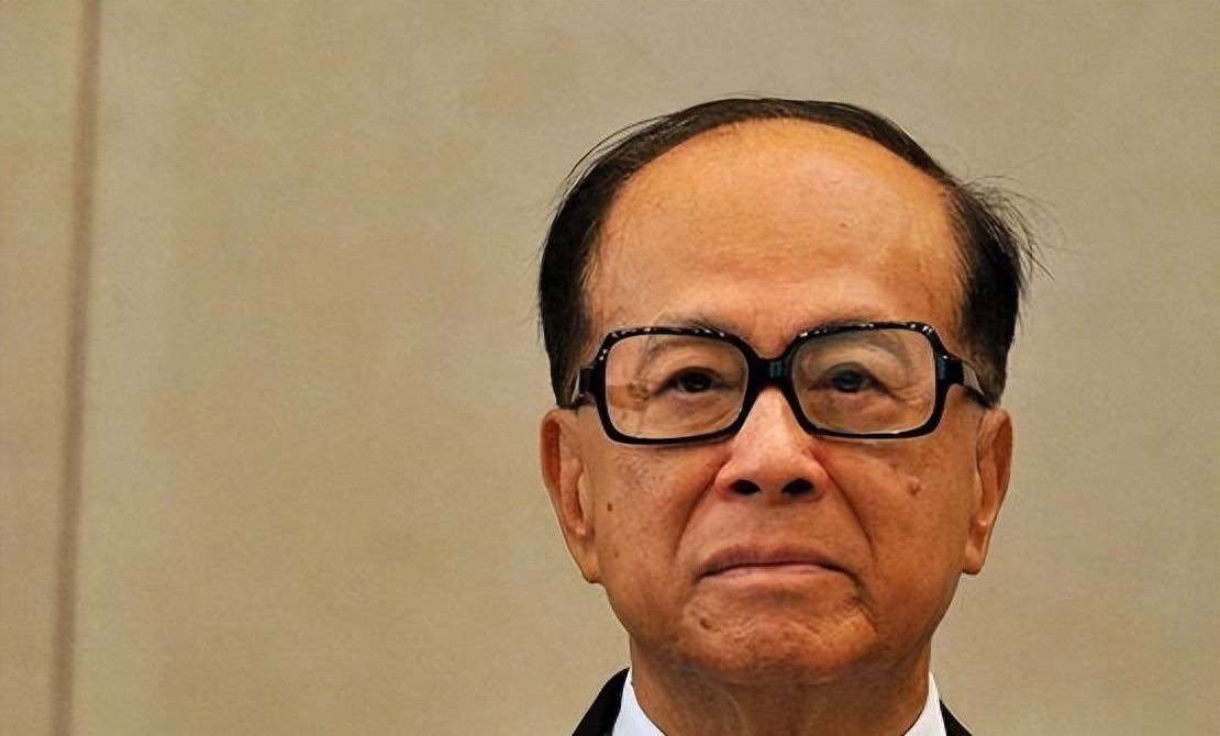 开云体育下载网址-2909亿身价有何用？97岁的李嘉诚无力回天，两个60岁儿子已成心病