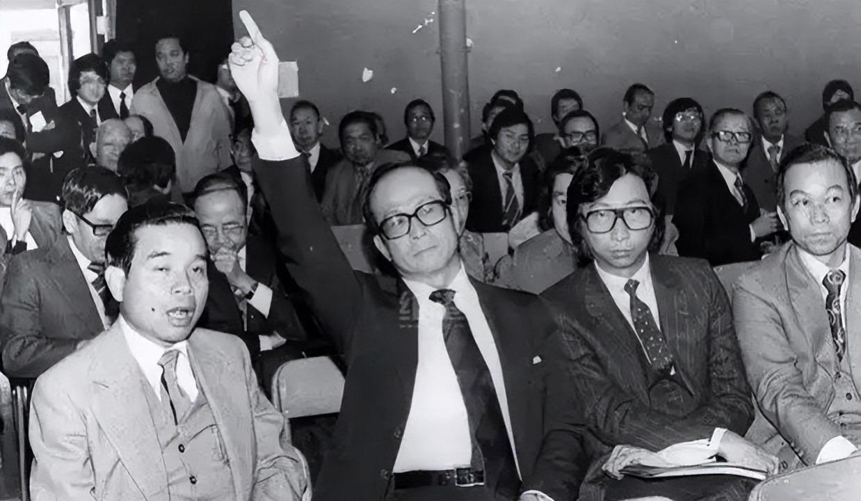 开云体育下载网址-2909亿身价有何用？97岁的李嘉诚无力回天，两个60岁儿子已成心病