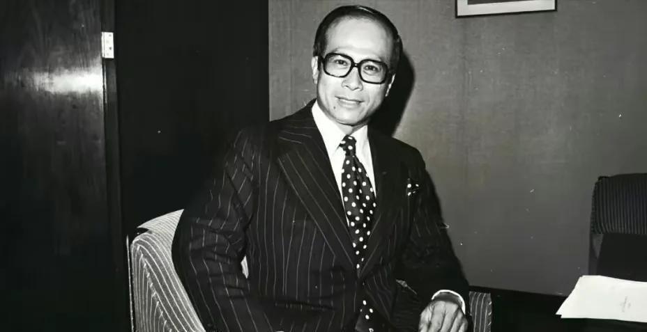 开云体育下载网址-2909亿身价有何用？97岁的李嘉诚无力回天，两个60岁儿子已成心病