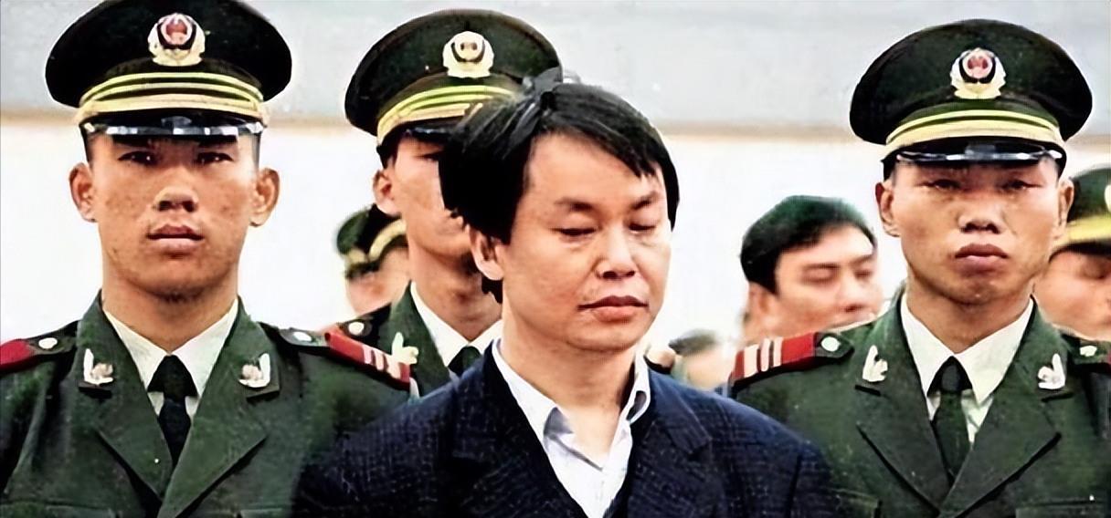 开云体育下载网址-2909亿身价有何用？97岁的李嘉诚无力回天，两个60岁儿子已成心病