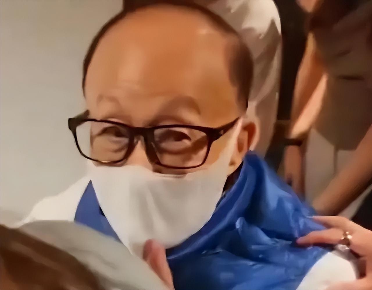 开云体育下载网址-2909亿身价有何用？97岁的李嘉诚无力回天，两个60岁儿子已成心病