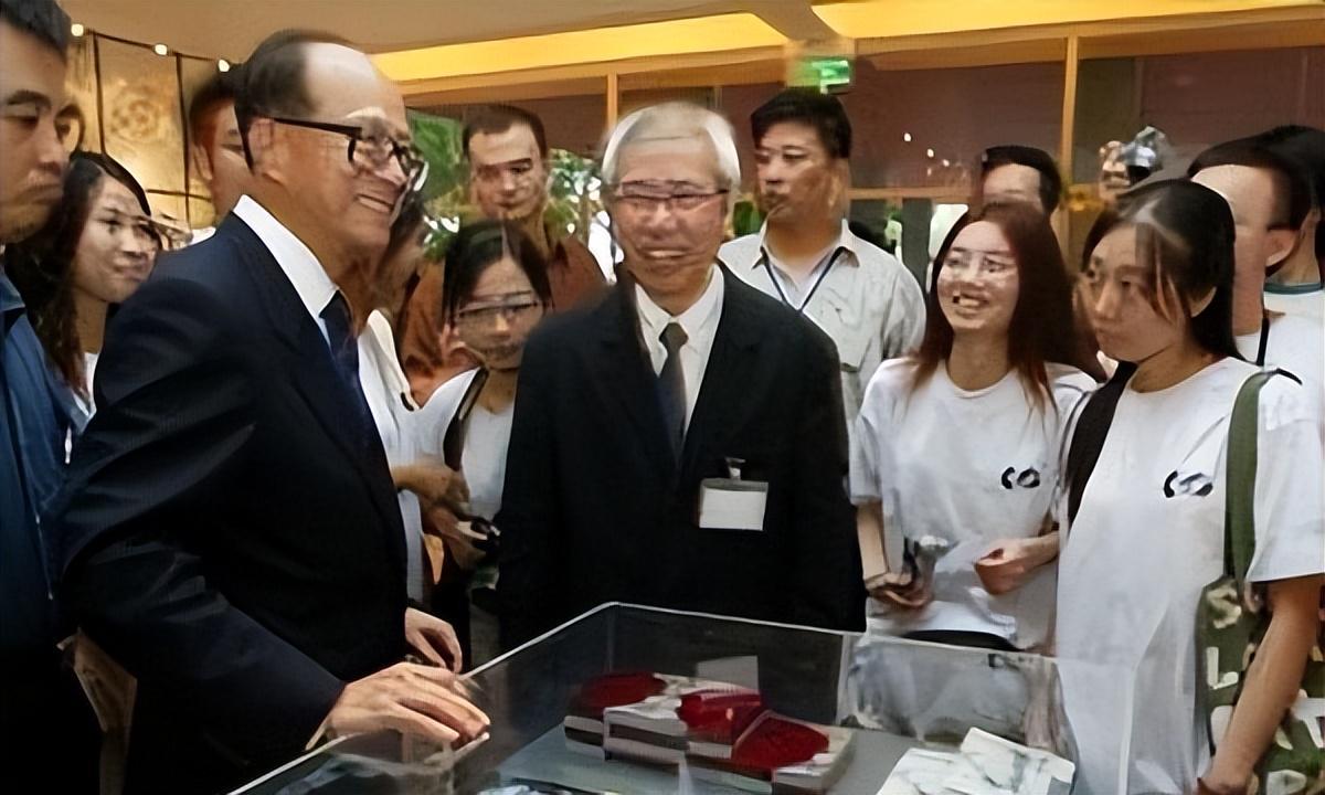 开云体育下载网址-2909亿身价有何用？97岁的李嘉诚无力回天，两个60岁儿子已成心病