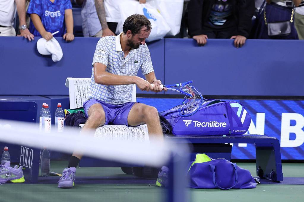 野蛮摔拍让网球不再“绅士”？纳达尔教练呼吁更严厉处罚