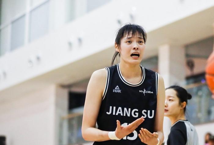 开云体育下载APP-12分钟砍21分!中国女篮26岁2米中锋11投10中:宫鲁鸣该招进她?