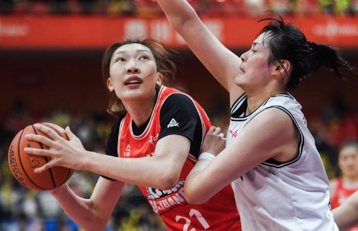 开云体育下载APP-12分钟砍21分!中国女篮26岁2米中锋11投10中:宫鲁鸣该招进她?