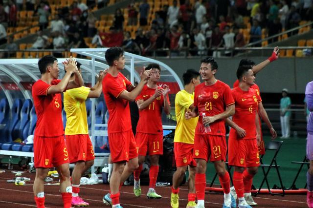 开云体育下载网页版-张威变身锋卫摇摆人踢回老本行：很意外但充满感激