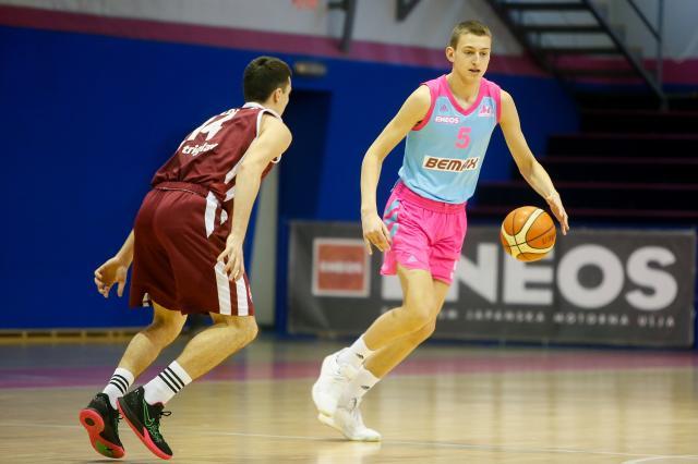 开云体育下载官网-潜力新人意外掉落 勇士还愿送出手中的28号签吗？