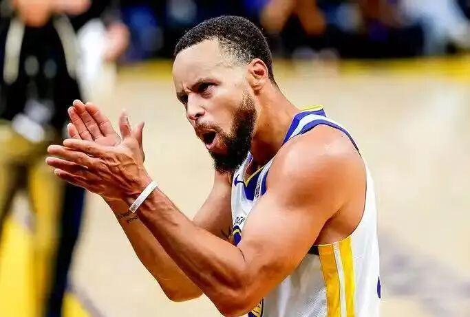 开云体育下载-考虑赛季报销！库里将专注招募詹姆斯！？